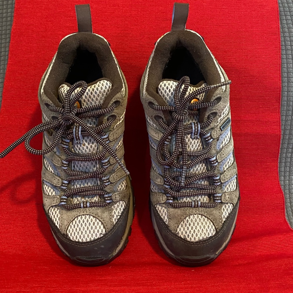 Womens 6.5 Merell hiking shoes.